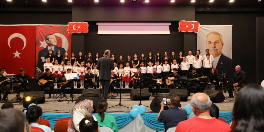 UNUTULMAZ BİR GECE YAŞATTI KATILIMCILAR AYAKTA ALKIŞLADI