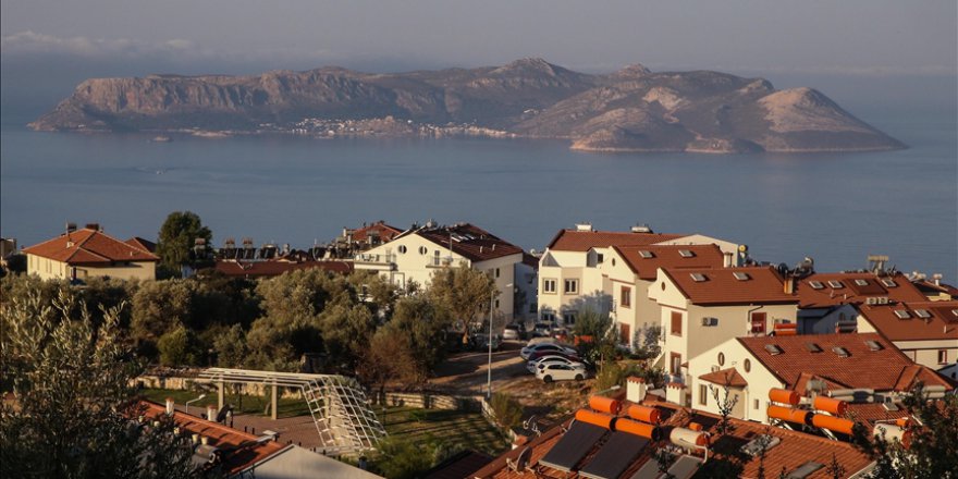 YUNANİSTAN, ANLAŞMALARI İHLAL EDİP ADALARI SİLAHLANDIRDIĞINI GİZLEMİYOR