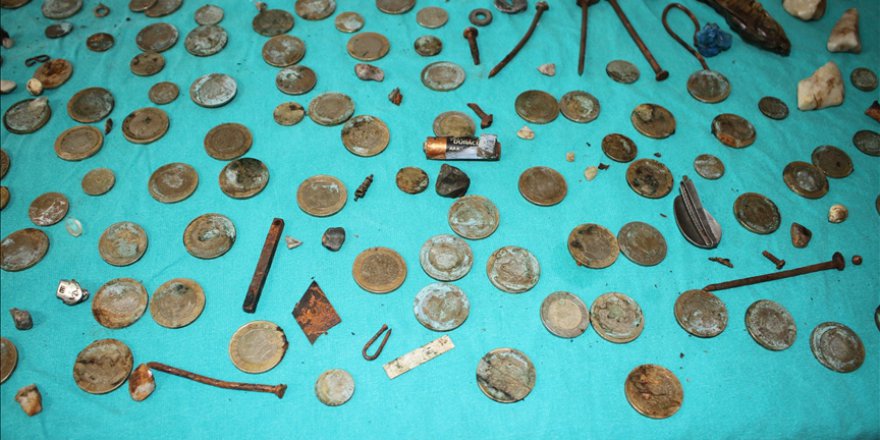 MİDESİNDEN 233 PARÇA YABANCI CİSİM ÇIKARILAN HASTA SAĞLIĞINA KAVUŞTU