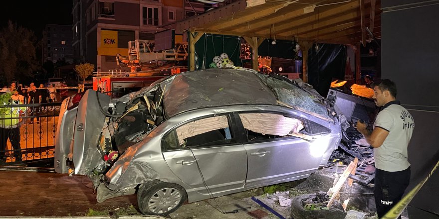 SAMSUN'DA KONTROLDEN ÇIKIP ŞARKÜTERİYE GİREN OTOMOBİLDE BULUNAN 2 KİŞİ ÖLDÜ