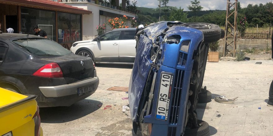 SAMSUN'DA KÖPEĞE ÇARPMAMAK İÇİN MANEVRA YAPAN OTOMOBİL DEVRİLDİ