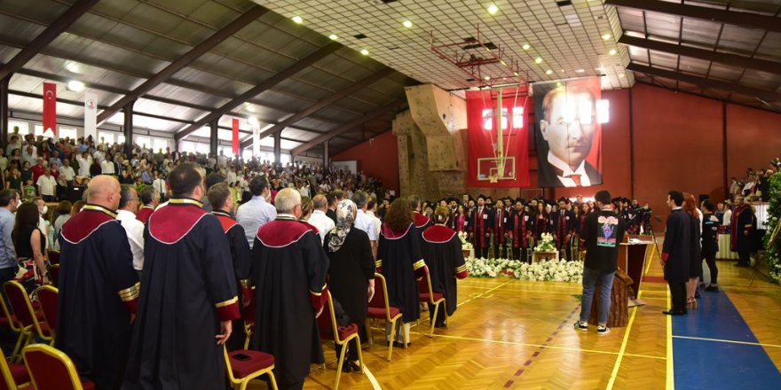TIP FAKÜLTESİ ÖĞRENCİLERİ 44. MEZUNİYET TÖRENİ İLE HEKİMLİĞE ADIM ATTI
