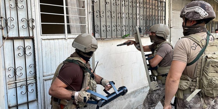 MERSİN'DE TERÖR ÖRGÜTÜ DEAŞ'A YÖNELİK ŞAFAK OPERASYONUNDA 13 ZANLI YAKALANDI