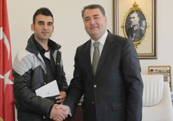 Öğrenciyi ödüllendirdi