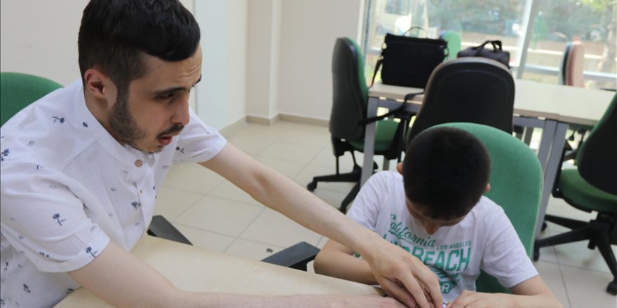 GÖRME ENGELLİ MÜEZZİN KABARTMA HARFLERLE KUR'AN-I KERİM ÖĞRETİYOR