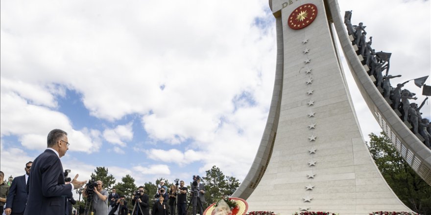 CUMHURBAŞKANI YARDIMCISI OKTAY 15 TEMMUZ ANITI'NA ÇELENK BIRAKTI