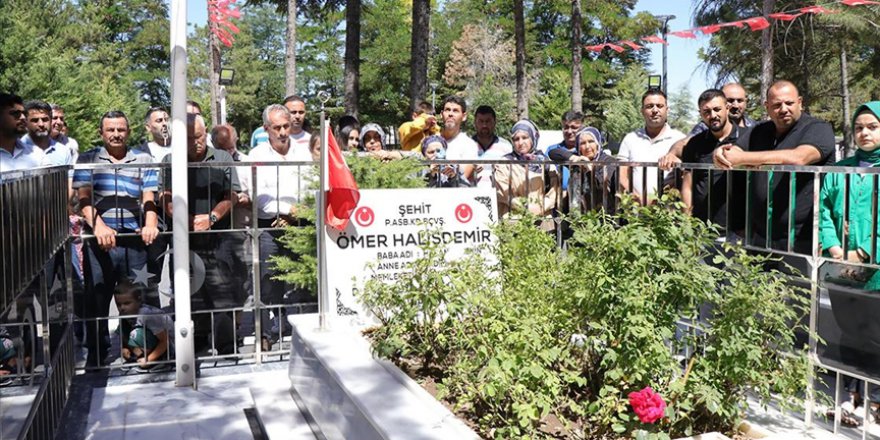 15 TEMMUZ KAHRAMANI ŞEHİT ÖMER HALİSDEMİR'İN KABRİNDE ZİYARETÇİ YOĞUNLUĞU