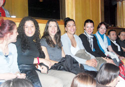 Tiyatro izleyip stres attılar