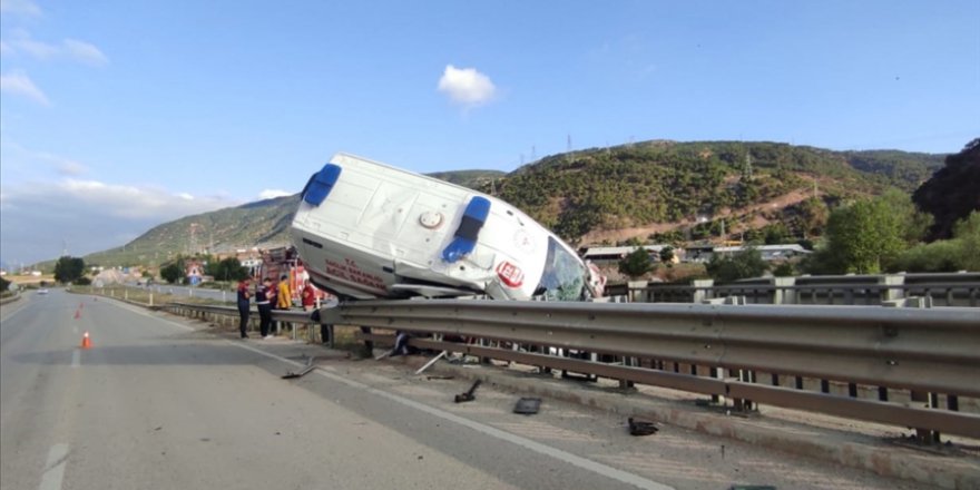 HASTA TAŞIYAN AMBULANS REFÜJE ÇIKTI, 1 KİŞİ ÖLDÜ, 3 SAĞLIKÇI YARALANDI