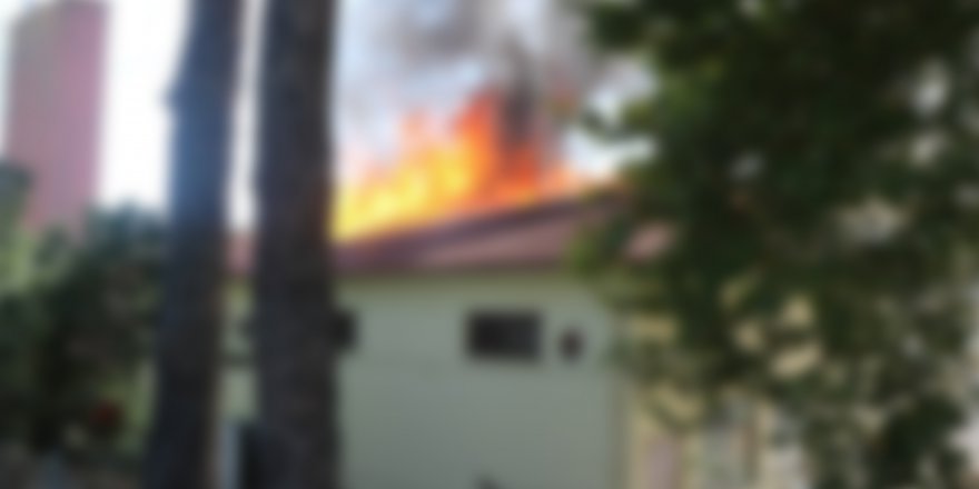 SAMSUN'DA BİR BİNANIN ÇATISINDA ÇIKAN YANGIN SÖNDÜRÜLDÜ
