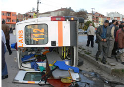 Ambulans kaza yaptı