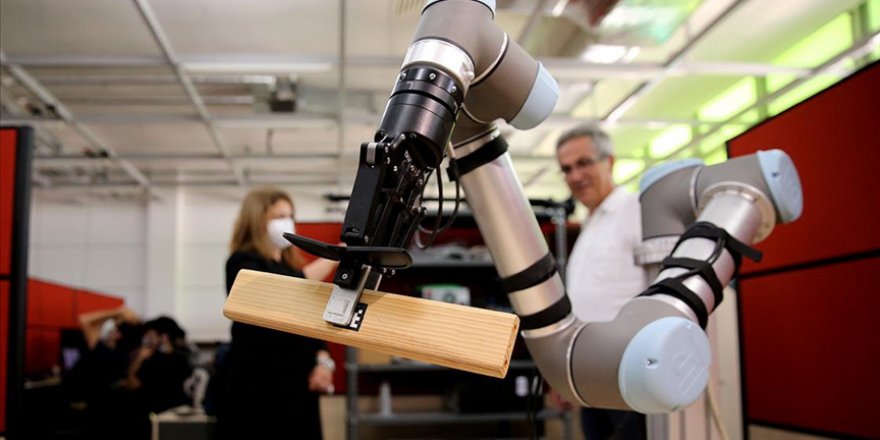 YAPAY ZEKALI 'KALFA ROBOTLAR' FABRİKALARDA GÖREVE HAZIR