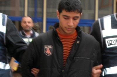 Tüfekle poz verirken arkadaşını öldürdü