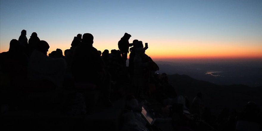 DÜNYA MİRASI NEMRUT'U HAFTA SONU 1000 KİŞİ ZİYARET ETTİ