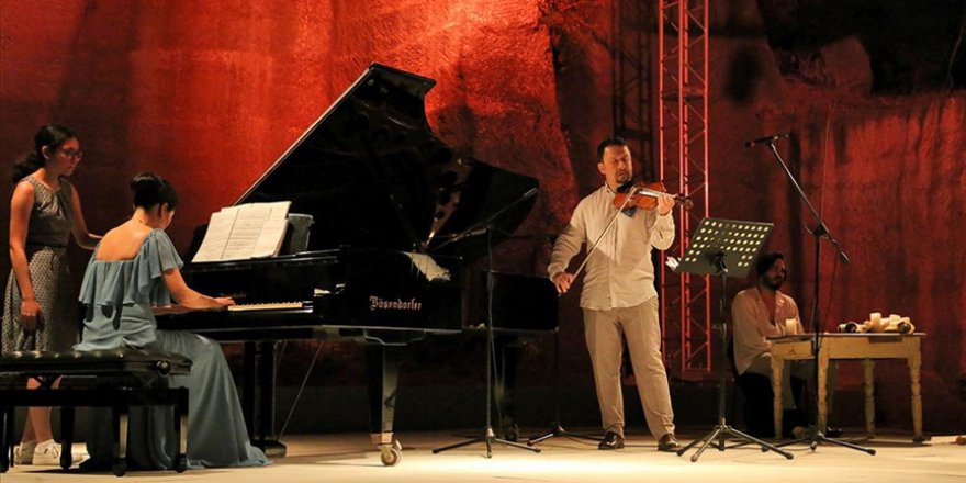 19. ULUSLARARASI GÜMÜŞLÜK MÜZİK FESTİVALİ'NDE 'BEETHOVEN'I ANLATMAK' TEATRAL KONSERİ SAHNELENDİ