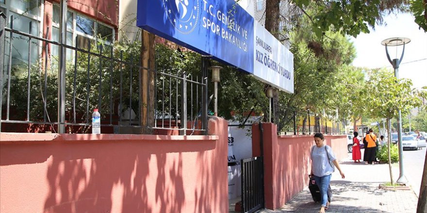 YURTLARDAKİ ÜCRETSİZ KONAKLAMADAN YARARLANIP TATİL YAPAN GENÇLER GÜNEYDOĞU TURUNDA