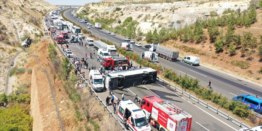 GAZİANTEP'TEKİ KAZADA YARALANANLARDAN 16'SI TABURCU EDİLDİ, 5'İ AĞIR 13 KİŞİNİN TEDAVİSİ SÜRÜYOR