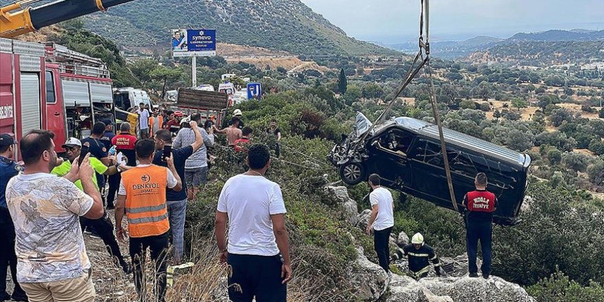 BODRUM'DA KAZA GEÇİREN SANATÇI İBRAHİM TATLISES, SIKIŞTIĞI ARAÇTAN ÇIKARILDI