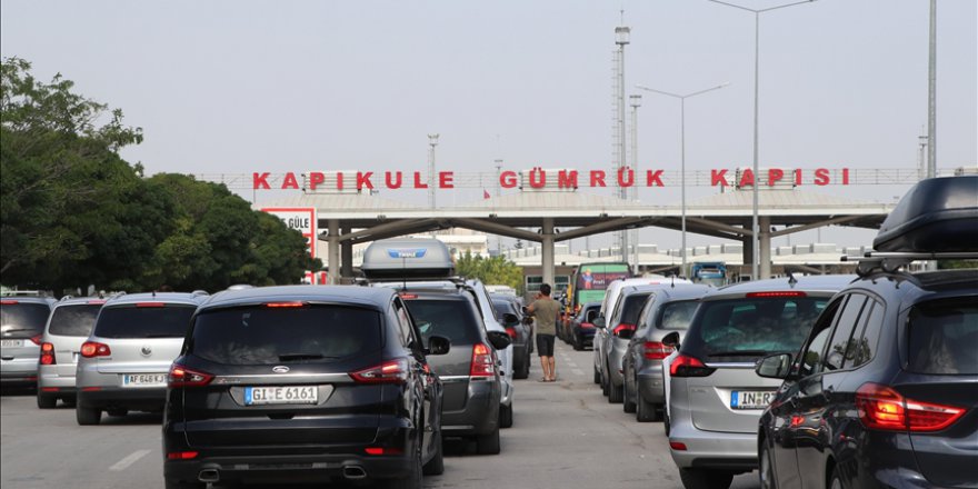 TATİLLERİ BİTEN GURBETÇİLER DÖNÜŞ YOLUNDA KAPIKULE'DE YOĞUNLUK OLUŞTURDU