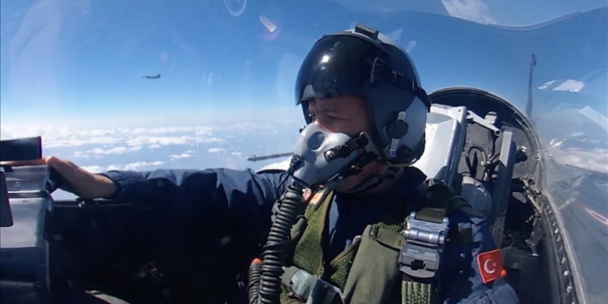 MİLLİ SAVUNMA BAKANI AKAR, F-16 KOKPİTİNDE