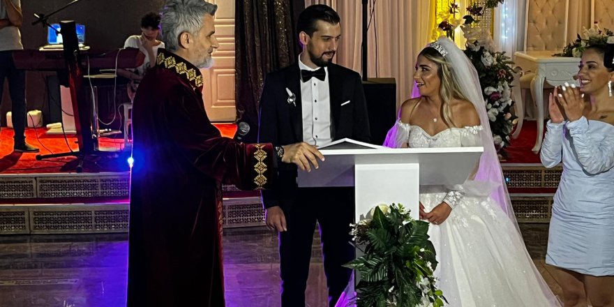 KADER VE EMRAH ÇİFTİ DÜNYA EVİNE GİRDİ