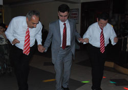 Öğretmenler horon tepti