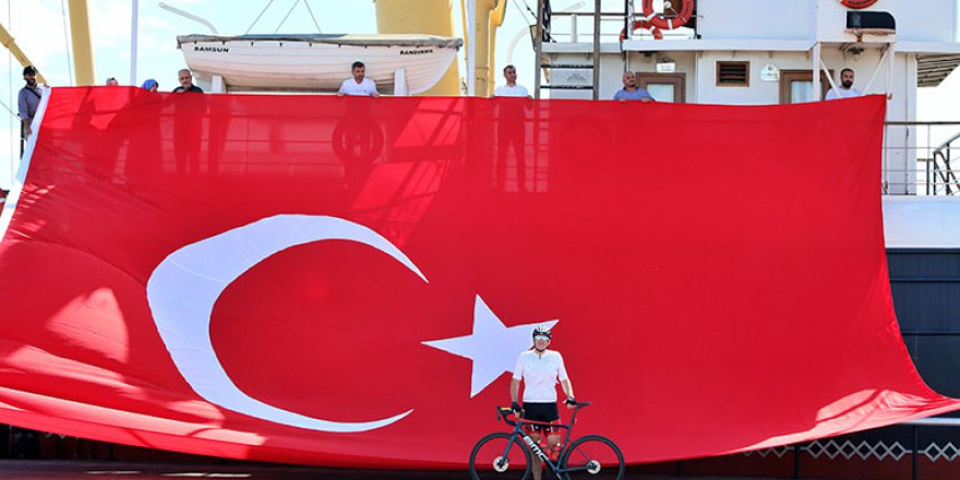 TÜRK BAYRAĞI SAMSUN'DAN YOLA ÇIKTI