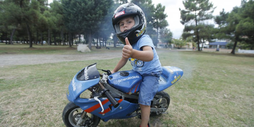 MOTOSİKLETİNİ USTACA KULLANIYOR