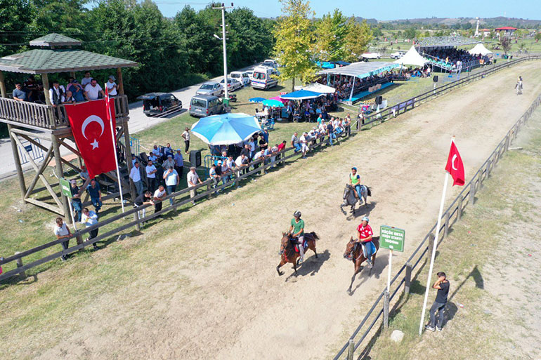 ÇARŞAMBA GELENEKSEL RAHVAN AT YARIŞLARI’NDA KIYASIYA REKABET