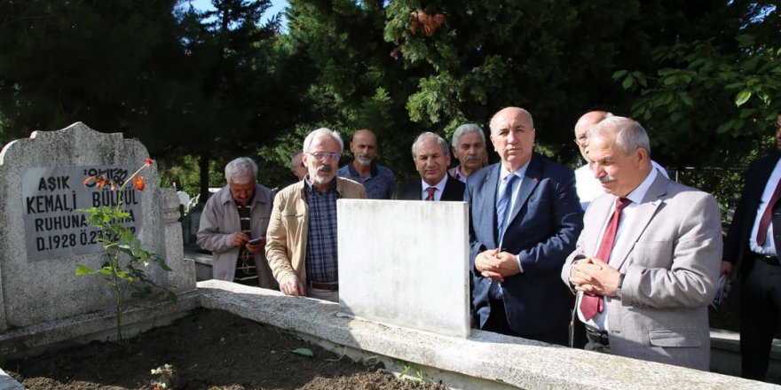 KABRİ BAŞINDA DUALARLA ANILDI