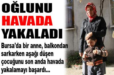 Üçüncü kattan düşen çocuğu annesi kaptı..