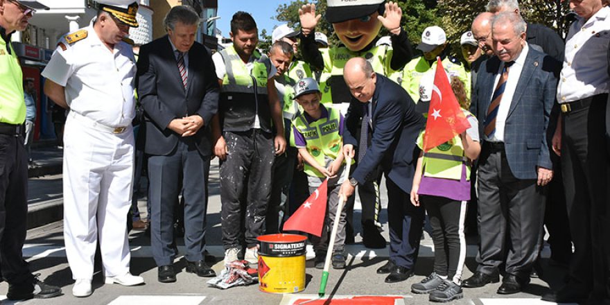 YAYA GEÇİTLERİ KIRMIZIYA BOYANDI