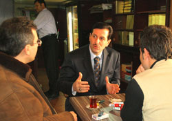 Tok, Gazi'yi kucaklıyor