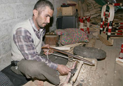 Ahşap beşik üretiyor