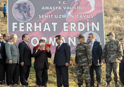 Fidanı gözyaşlarıyla suladı