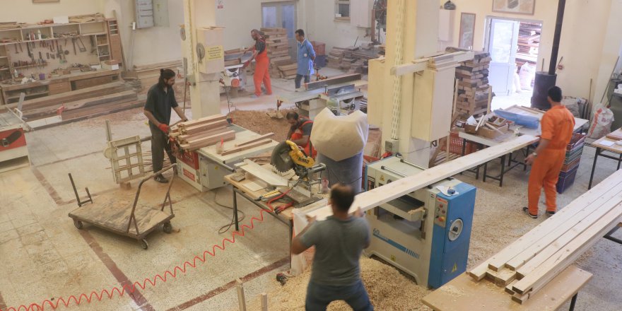 HÜKÜMLÜLER CEZAEVİNDE MOBİLYA ÜRETİYOR