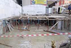 Boru patladı böyle oldu