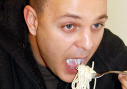 Makarna bağımlısı baş gardiyan