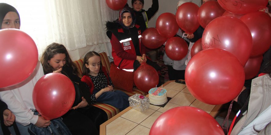 ENGELLİ KIZA DOĞUM GÜNÜ SÜRPRİZİ