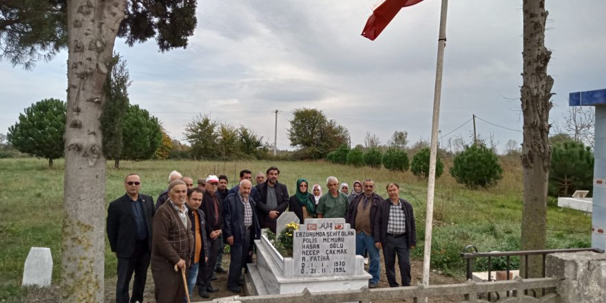 ŞEHİT POLİS MEMURLARI KABİRLERİ BAŞINDA ANILDI