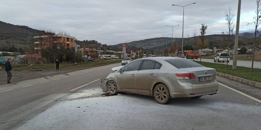 OTOMOBİL TIRLA ÇARPIŞTI