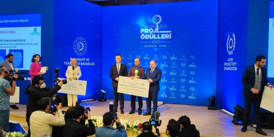 ÖDÜLÜNÜ BAKANIN ELİNDEN ALDI