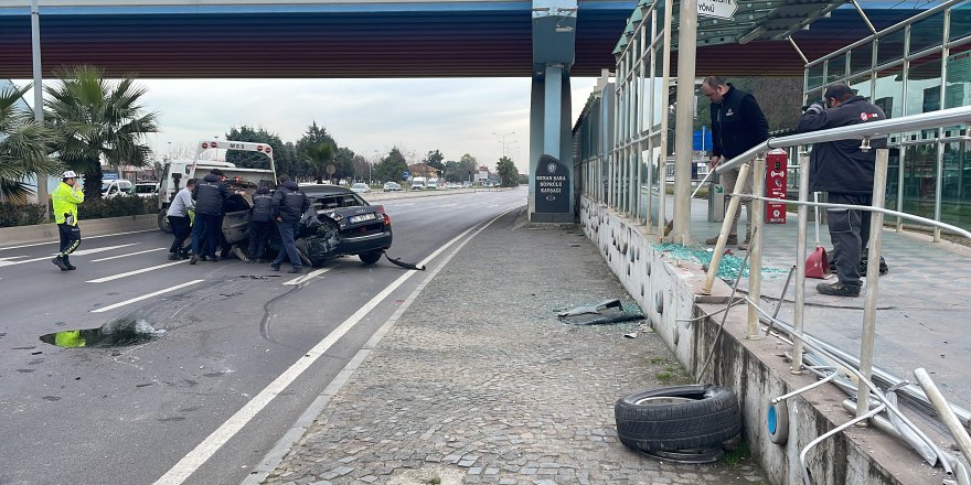 OTOMOBİL TRAMVAY DURAĞINA ÇARPTI