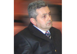 Mezarlıkta fidan dağıtımı