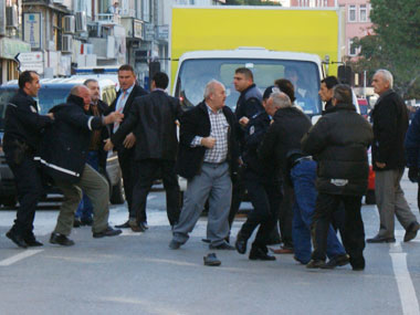 Adliye önünde yumruklaştılar....