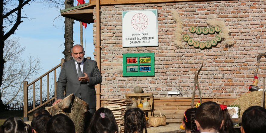 ÖĞRENCİLERE KARNE DAĞITTI