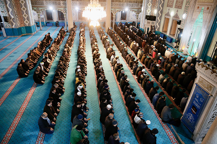 90 BİN CAMİDE KUR'AN-I KERİM OKUNDU