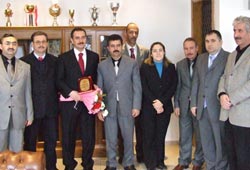 Okullara destek plaketi