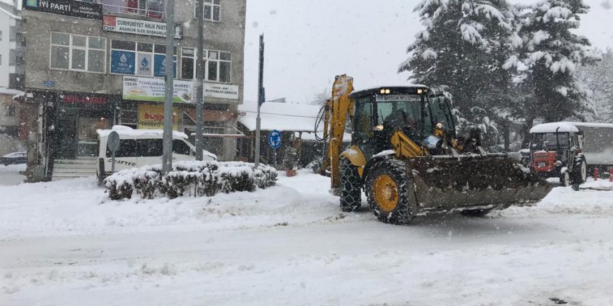 ASARCIK'TA KAR YAĞIŞI İLÇEYİ OLUMSUZ ETKİLEDİ