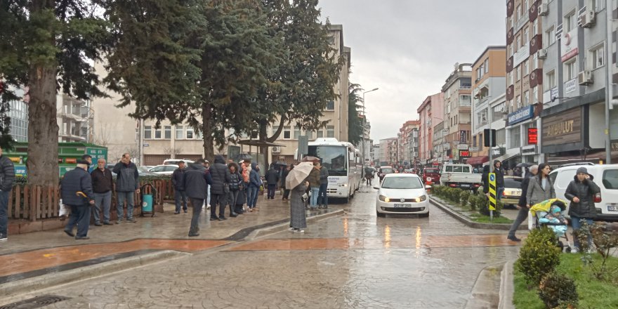 TERME'DE VATANDAŞ AÇIK ALANDA TOPLANDI